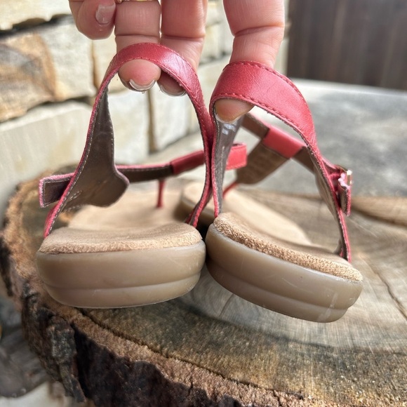 AEROSOLES Orange Sandals with T-Strap Design & gold square accents Sz-7.5.   N - Picture 7 of 9